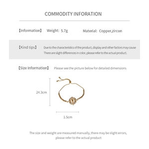 Vue détaillée des mesures du bracelet doré en zircon avec pendentif de portrait