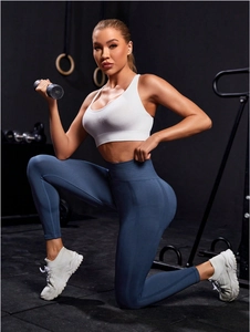 Détail du legging de yoga bleu marine sans couture à taille haute et texture sculptante