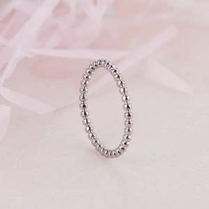 Bague perlée minimaliste en acier inoxydable argenté avec finition polie