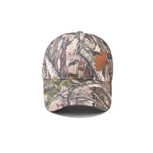 Classic forest leaf camouflage baseball cap with six-panel structure and curved brim