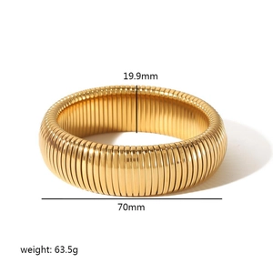 Détail de la manchette élastique de 19,9 mm en acier inoxydable plaqué or 18k texturé