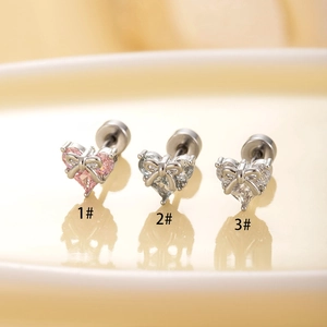 Trois paires de boucles d'oreilles cœur avec nœud en couleurs rose, bleu clair et blanc