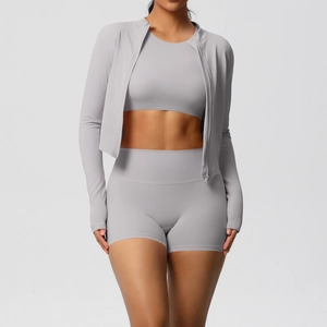 Vue détaillée de l'ensemble de fitness gris clair 3 pièces avec veste, gilet et short taille haute
