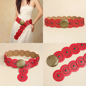 Détail de la ceinture bohème en cuir rouge avec clous turquoise et boucle bronze