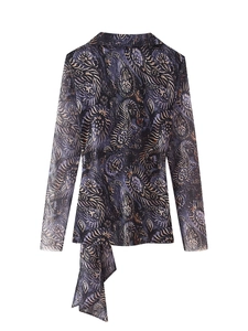 Détail du haut en résille à motif paisley avec décolleté en V profond et nœud à la taille