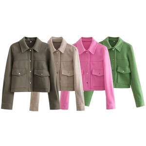 Dettaglio in piano con quattro giacche in tweed in verde, beige, rosa e verde oliva