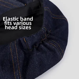 Détail de la casquette en jean avec bande élastique et coutures contrastées ajustées