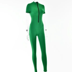 Détail d'un body vert à manches courtes avec col montant et fermeture éclair noire