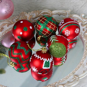 6cm Christmas ball set with red and green ornaments on an elegant mirrored tray