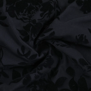 Détail de dentelle noire transparente avec flocage de velours floral et motifs de roses