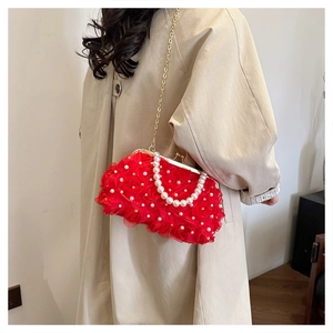 Pochette de soirée roses 3D rouges avec perles blanches, cadre doré et bandoulière