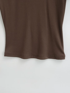 Détail du tissu en maille côtelée marron café avec ourlet à double couture sur le t-shirt