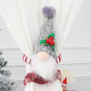 Embrasse de rideau de Noël gnome avec bonnet tricoté rouge et gris et longue barbe blanche