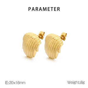 Macro detail of golden vertical stripe earrings with dimensions and weight parameters