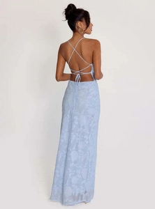 Vue détaillée d'une robe dos nu bleu clair en dentelle avec motifs floraux et lacets au dos