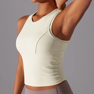 Débardeur de yoga blanc crème ajusté avec détails plissés et tissu de sport respirant