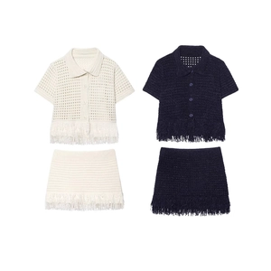 Completo estivo da donna in maglia con top a frange e gonna in beige e blu scuro