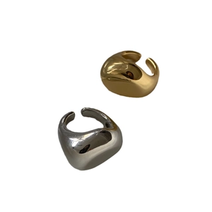 Anillos abiertos estilo metal líquido en acabados oro y plata pulido brillante
