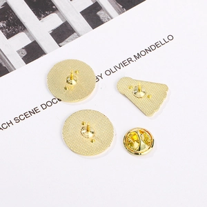 Goldenes Set aus Schmetterlingsverschlüssen und Nadelbasen für DIY-Abzeichen und Broschen