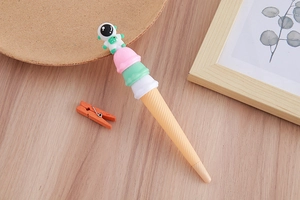 Detail van creatieve astronaut ijsje vormige gelpen voor studenten