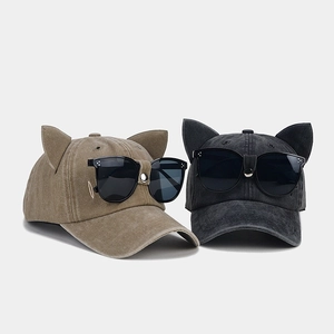 Berretto da baseball con orecchie di gatto e occhiali da aviatore in kaki e grigio