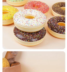Primo piano dettagliato di ciambelle colorate in schiuma PU con zuccherini colorati