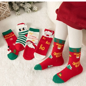 Dettaglio calzini natalizi in cotone per bambini con motivi di renne e Babbo Natale