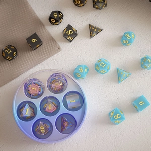 Set de dés polyédriques DND avec boîte de rangement bleue vue sous un angle de 45 degrés