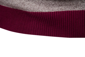 Detail der grauen Strickware und burgunderrote Rippbündchen am Herren-Polopullover