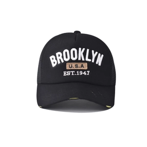 Detailaufnahme der 3D-Brooklyn-Stickerei auf der schwarzen Vintage-Mesh-Trucker-Cap