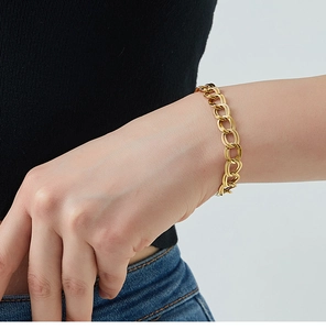 Dettaglio di un bracciale a catena spessa placcato oro 18K con anelli ovali strutturati