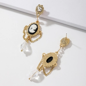 Vintage-Ohrhänger mit Gold-Kamee, langen Quasten und Kristallperlen auf weißem Grund