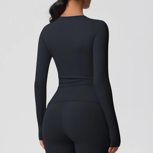 Vue arrière d'un ensemble de yoga noir comprenant un haut ajusté et un legging haut