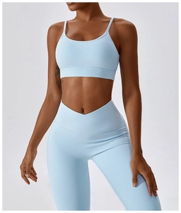 Détail d'ensemble de sport côtelé bleu clair avec legging taille haute à coupe en V