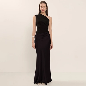 Détail d'une robe noire à épaule dénudée avec taille froncée et texture satinée lisse