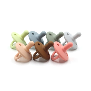 Set di sette succhietti per neonati in silicone in vari colori Morandi su fondo bianco