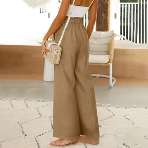 Dettaglio dei pantaloni larghi in lino marrone a vita alta con elastico in vita
