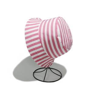 Détail d'un chapeau de soleil à rayures roses et blanches montrant la texture du canevas