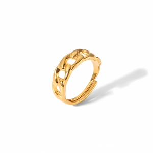 Détail d'une bague réglable en acier inoxydable doré avec motif de chaîne tressée