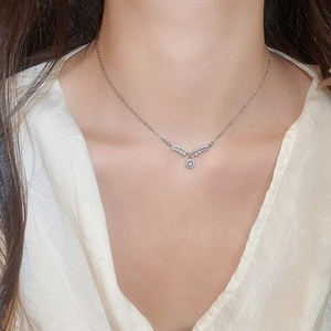 Détail macro du collier pendentif ailes d'ange avec zircone cubique étincelante