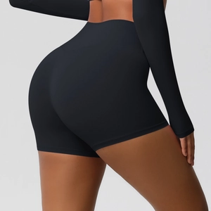 Dettaglio degli shorts da yoga neri a vita alta con effetto sollevamento glutei e pancia