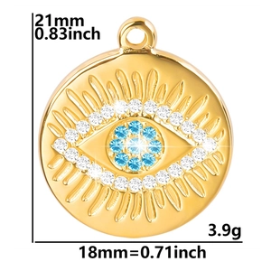 Detailansicht eines goldenen Evil Eye Anhängers mit blauen Kristallen und Maßen