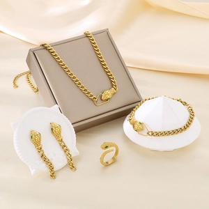 Parure serpent dorée aux yeux verts avec collier à grosse chaîne et bracelet assorti