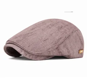 Détail de la casquette plate grise montrant la laine texturée et la boucle latérale