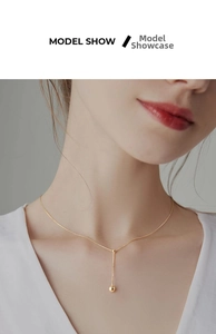 Model trägt eine zarte goldene S925 Sterlingsilber Y-Kette mit Perlenanhänger