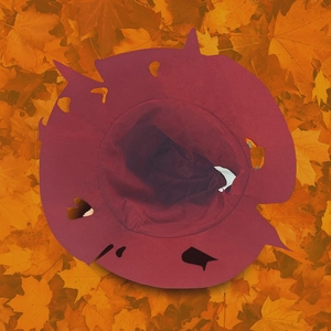 Chapeau de sorcière bordeaux délavé sur feuilles d'automne pour costume d'Halloween