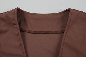 Détail de la couture en V et du tissu en maille marron de cet ensemble robe deux pièces