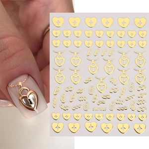 Détail macro d'autocollants nail art dorés métallisés avec cœurs et motifs de chaînes
