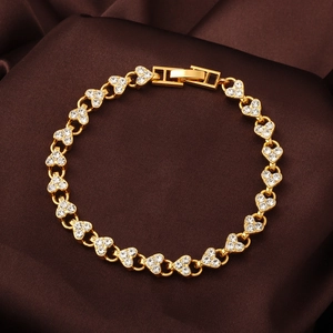 Détail du bracelet doré en forme de cœur avec strass étincelants incrustés