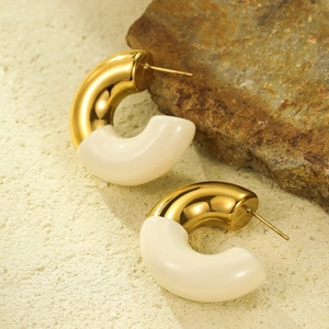 Elegant 18k gold-plated C-shape enamel hoop earrings in beige and yellow gold finish